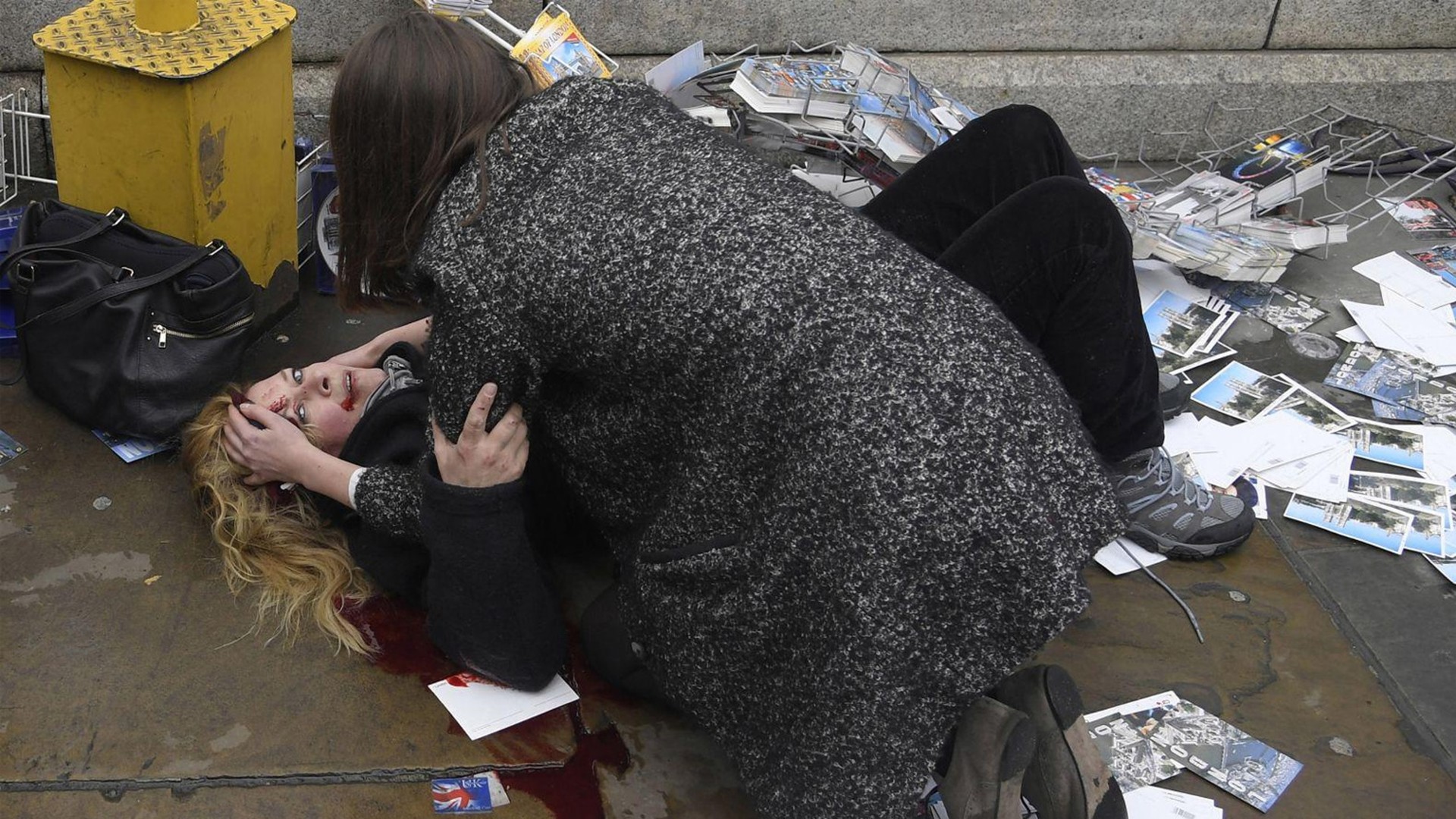 Перехожа допомагає жінці, яка постраждала під час теракту в Лондоні. Фото: Тобі Меллвил. Категорія «Фотографія року»