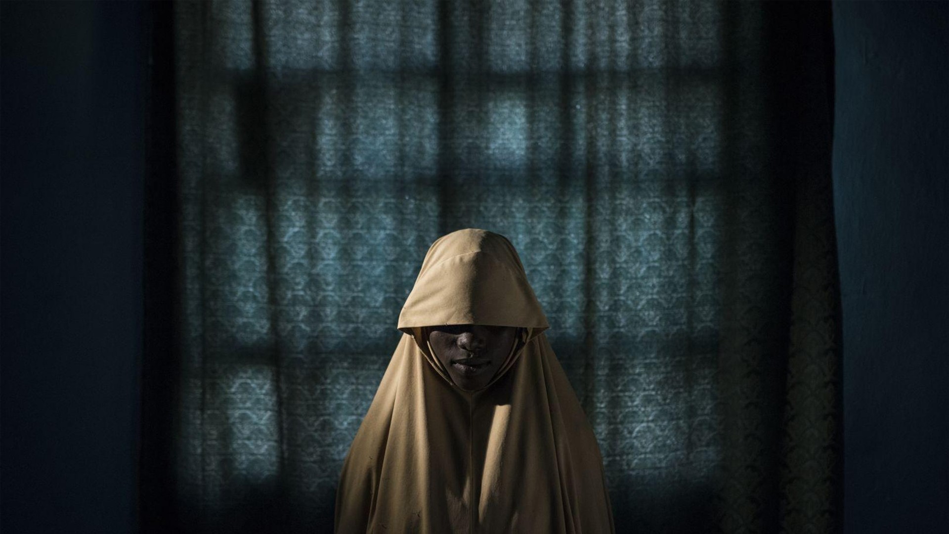 Айша, 14 років. Дівчинку викрали члени нігерійської радикальної ісламістської організації «Боко харам» і збиралися змусити її стати смертницею. Айші вдалося втекти. Фото: Адам Фергюсон. Категорія «Фотографія року»