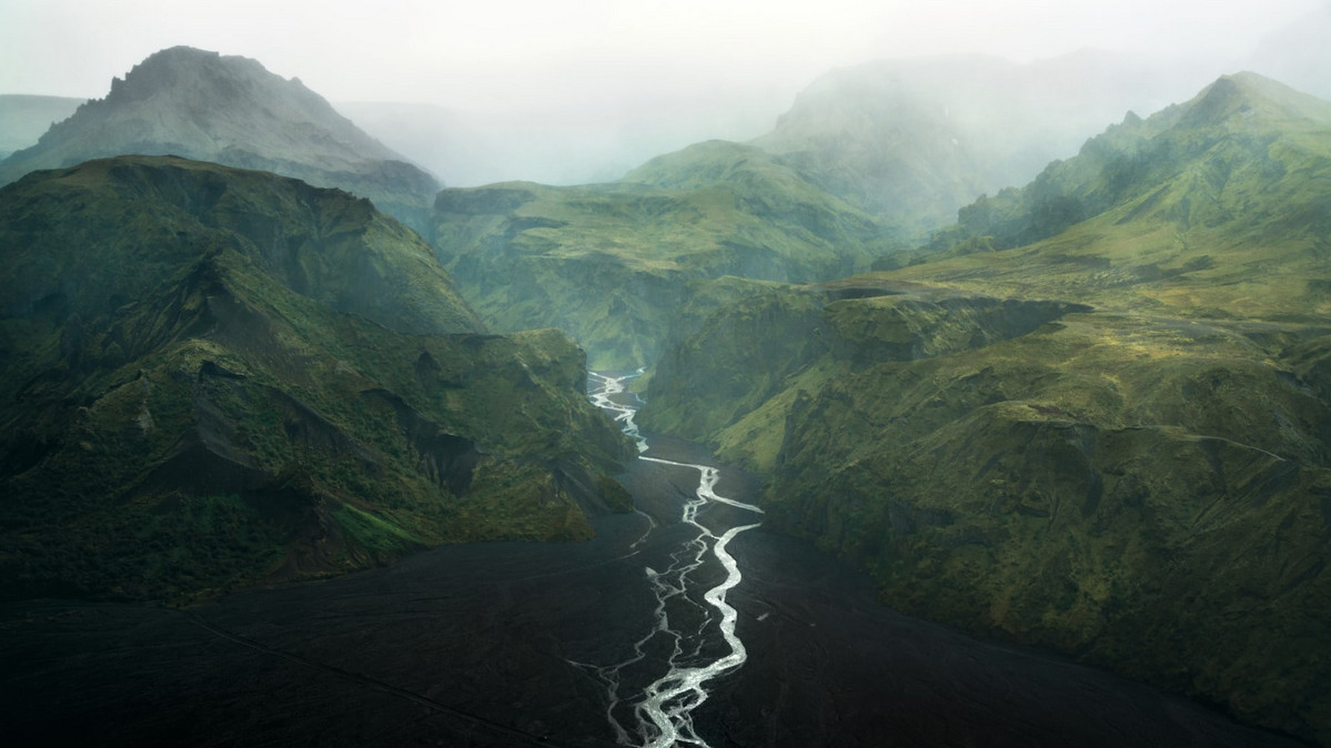 Тоурсмерк — гірський хребет в Ісландії, названий на честь північного бога Тора. Розташований на півдні Ісландії між льодовиками Тиндфьядлайекюдль і Ейяф'ядлаєкюдль. Фото: Witold Ziomek.