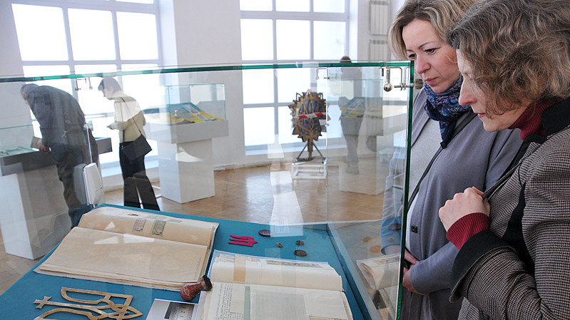 Виставка "Символ твоєї свободи: 100 років Державного герба України"