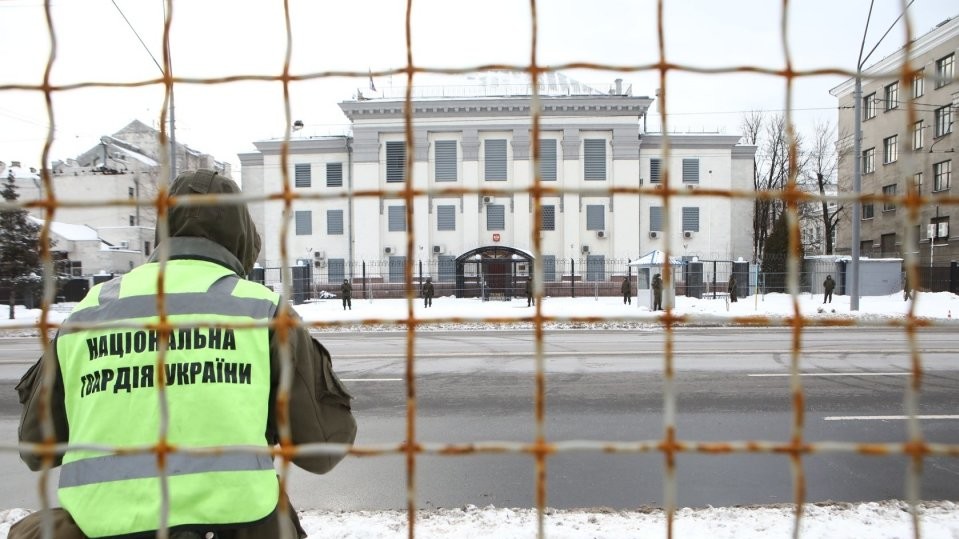 Посольства РФ охраняют правоохранители и активисты