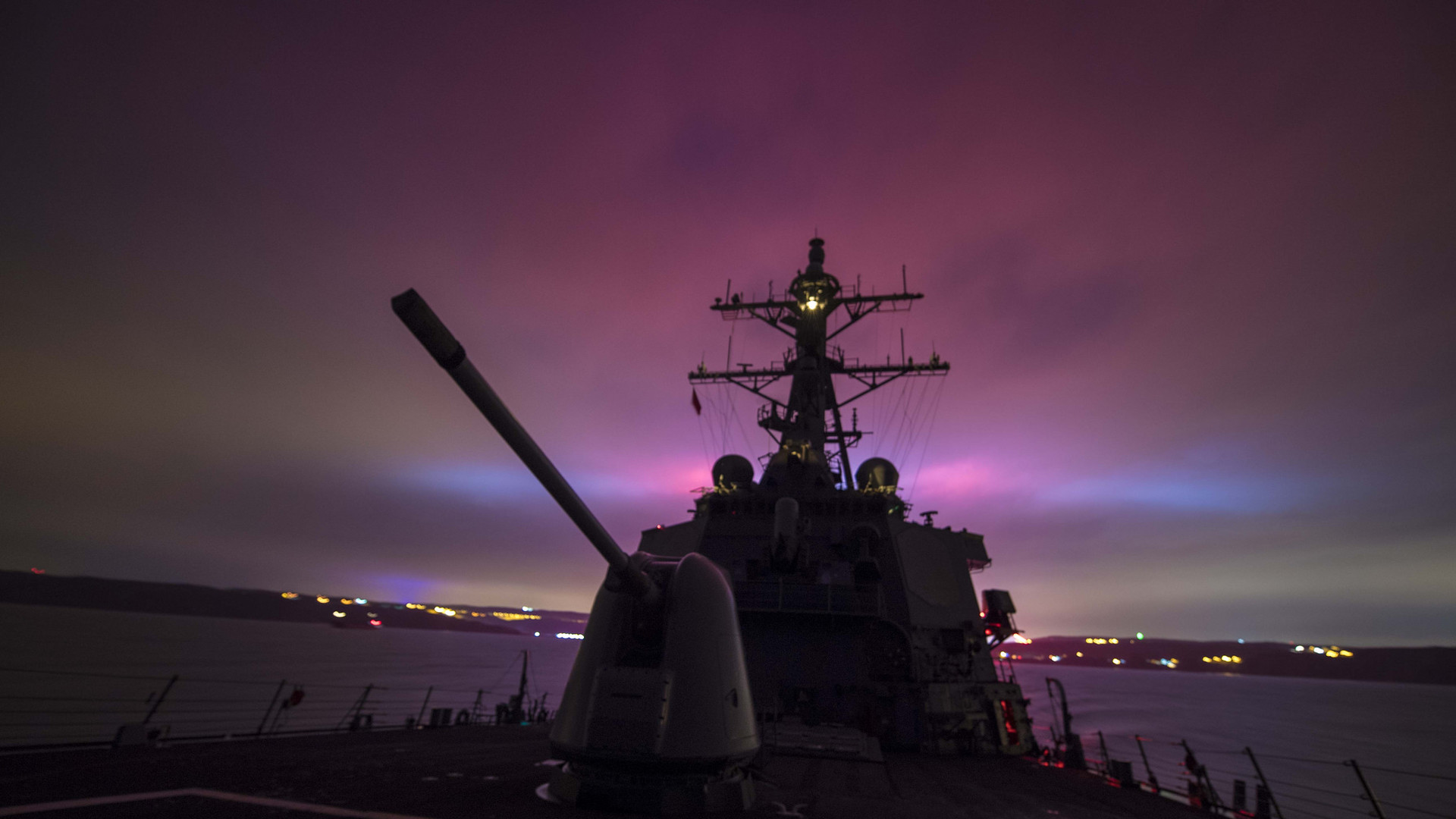 USS Carney оснащений крилатими ракетами Tomahawk і системою протиракетної оборони Aegis