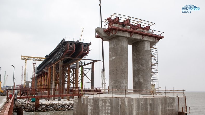 Россия продолжает строить мост в оккупированный Крым