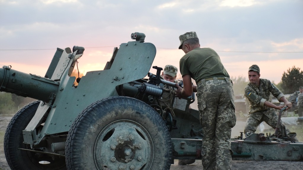 Комісія складається з 12 членів, які представляють всі фракції і групи парламенту