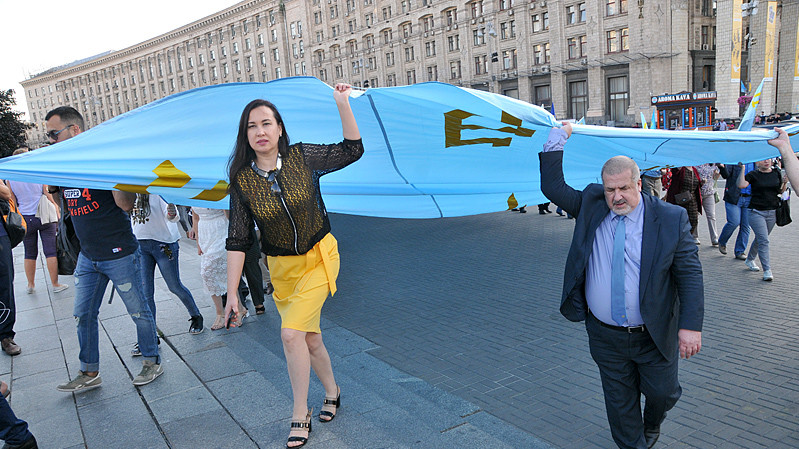 Попереду колони кримчани несли українські прапори