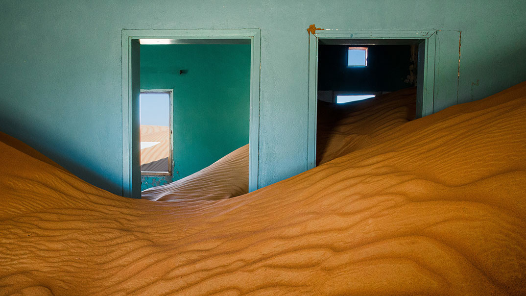 Міста і природа. Покинуте місто. ОАЕ. “The eeriness of exploring this ghost town in United Arab Emirates went away after an hour or so of exploring. But I still felt uneasy about entering some of these 'homes.' It felt like I was trespassing, so I tried being oddly respectful. The Arabian Desert obviously didn't feel the same way, reminding me that nature will always reclaim what we abandon." Photo by Jesse Yang, Fort Lee, New Jersey, USA.