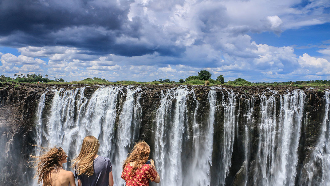 Люди і природа. “Victoria Falls is the seventh wonder of the world. Carved into the border between Zimbabwe and Zambia, what better place for two nationalities to meet, and be awed by the never ending thunder of the water 100 meters below. December 2016." Photo by Harry Randell, Bulawayo, Zimbabwe.