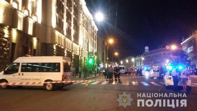 Під час стрілянини біля Харківської міськради зловмисник поранив охоронця мерії і вбив патрульного поліції