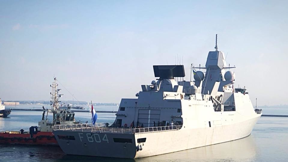 У складі групи кораблі ВМС декількох країн, у тому числі голландський "De Ruyter"