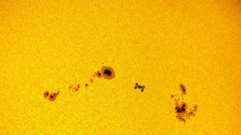 МКС между двумя солнечными пятнами Фото: Dani Caxete/National Maritime Museum