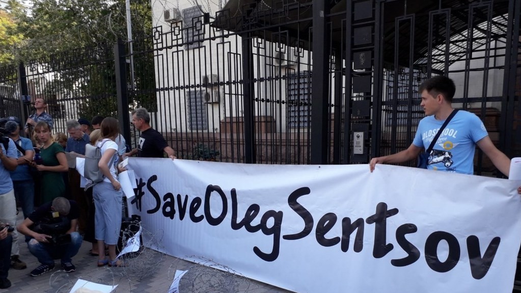 У Путіна продовжують гнути свою лінію і вимагати особистого звернення Сенцова