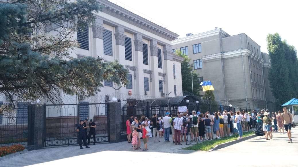 Росіяни розслідуватимуть пікети біля посольства РФ в Києві