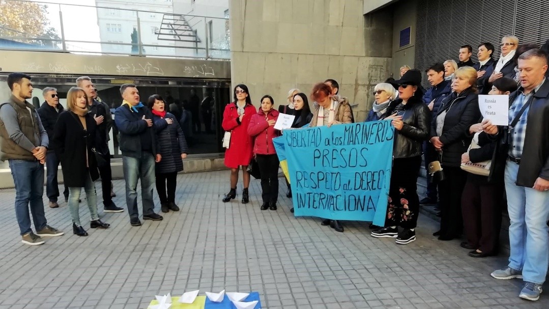 В іспанській столиці група активістів провела акцію під вже встановленою новорічною ялинкою