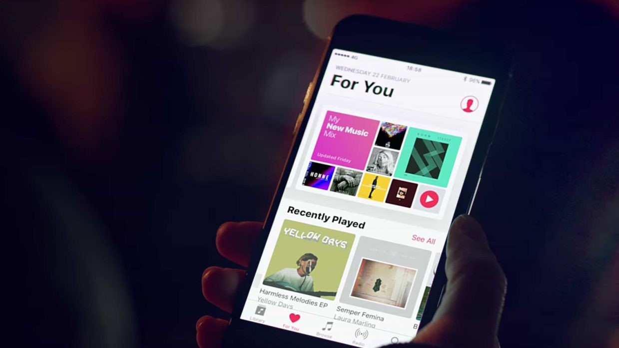 Названы самые популярные песни года по версии Apple Music