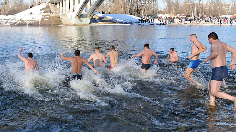 Вважається, що вода на Водохреща стає цілющою