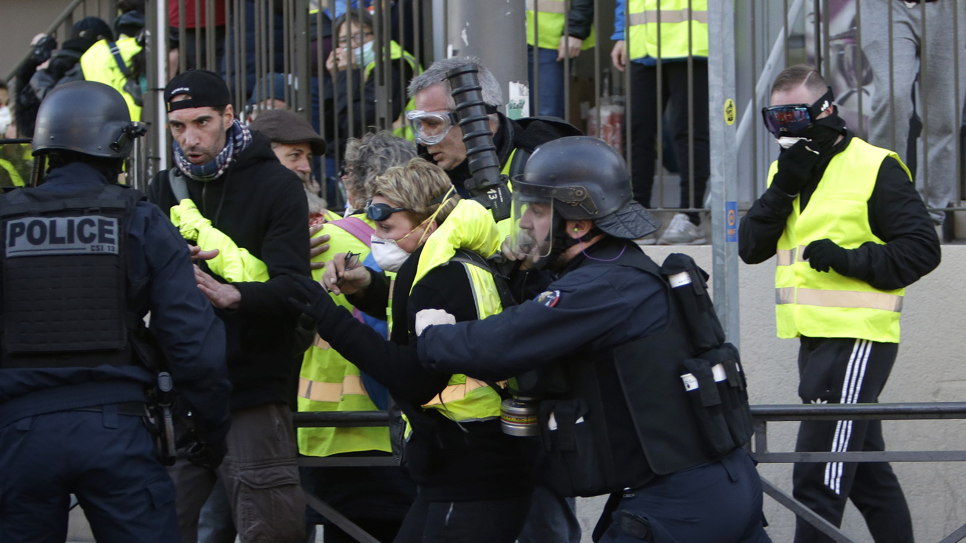 Голова МВС Франції звинуватив протестувальників у нападах на поліцейських