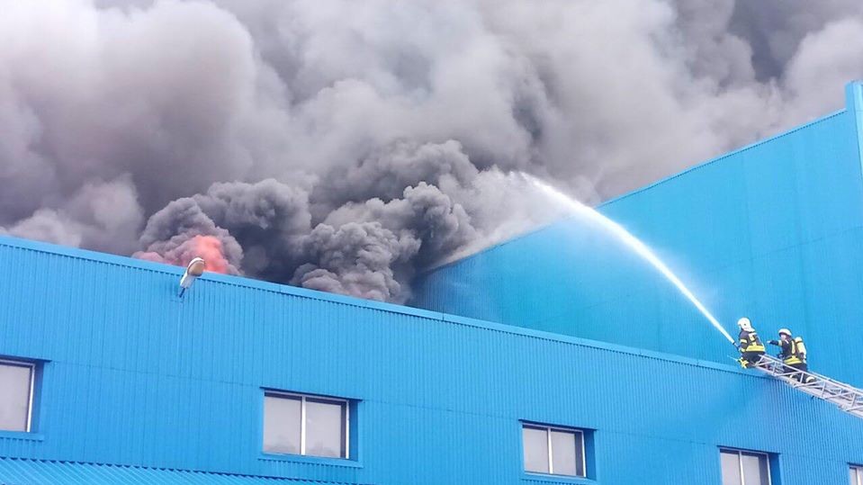 Пожар на Красноткацкой тушат более 100 сотрудников ГСЧС