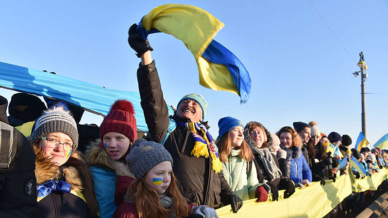 На мосту Патона провели флешмоб до  Дня Соборності України