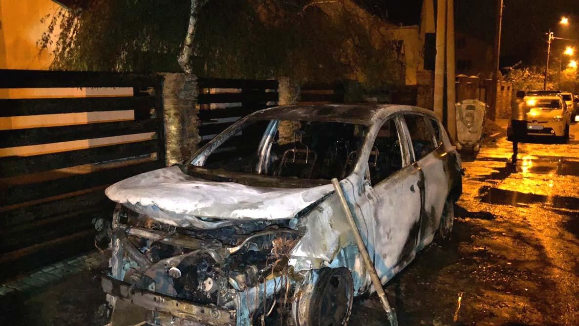 Автомобиль почти полностью уничтожен огнем