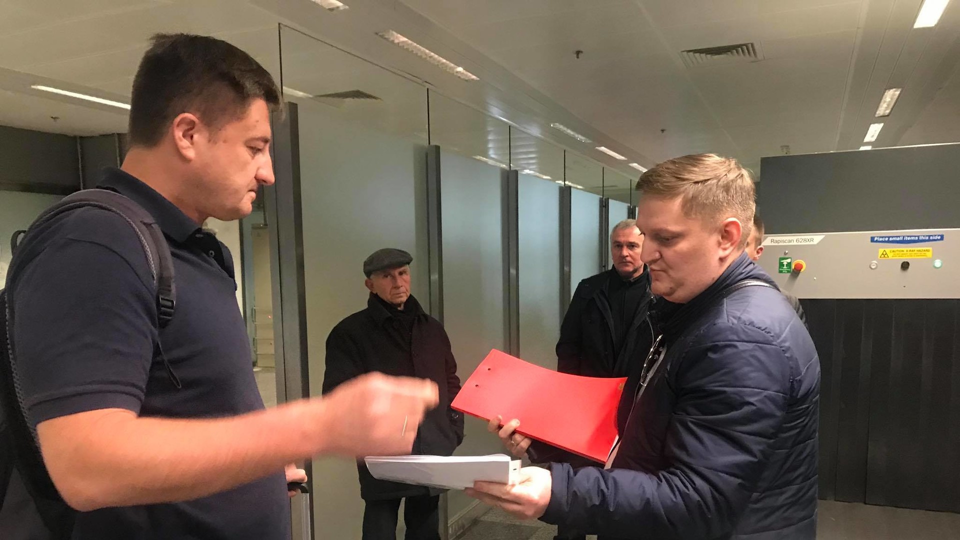 Прокуратура провела обшуки особистих речей Мосійчука прямо в аеропорту