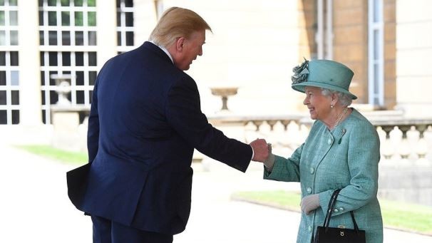 Королева встретила американского лидера на крыльце Букингемского дворца