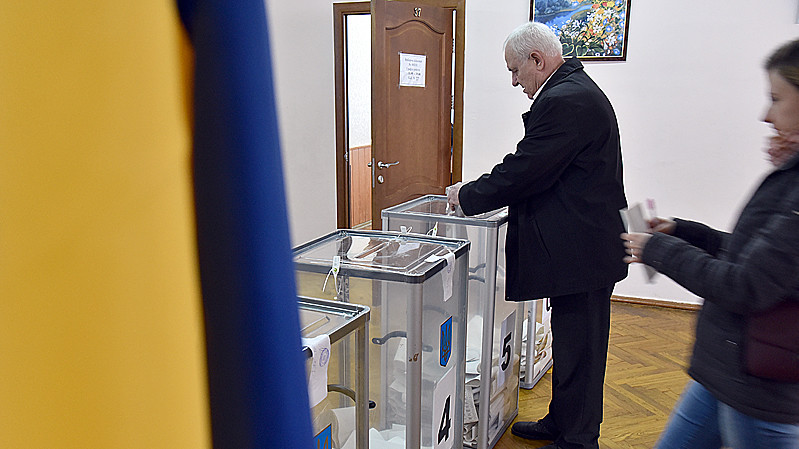 Деяким виборцям знову доведеться тимчасово змінити місце голосування