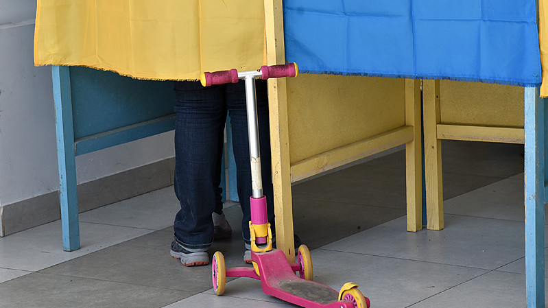 Дівчина і її мати кажуть, що не знали, з якого віку в Україні можна голосувати