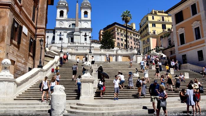 Произведения искусства не для того, чтобы на них садились 
Причина: с одной стороны, туристы оставляют на лестнице следы вроде остатков от жевательной резинки, пятен от кофе или вина; с другой - сидя на лестнице, они закрывают собой саму архитектурную достопримечательность. Рим, где ежегодно останавливается около семи миллионов гостей, - одно из наиболее посещаемых городов Европы - и не единственное, которое страдает от наплыва туристов и поэтому вынуждено прибегать к соответствующим мерам.