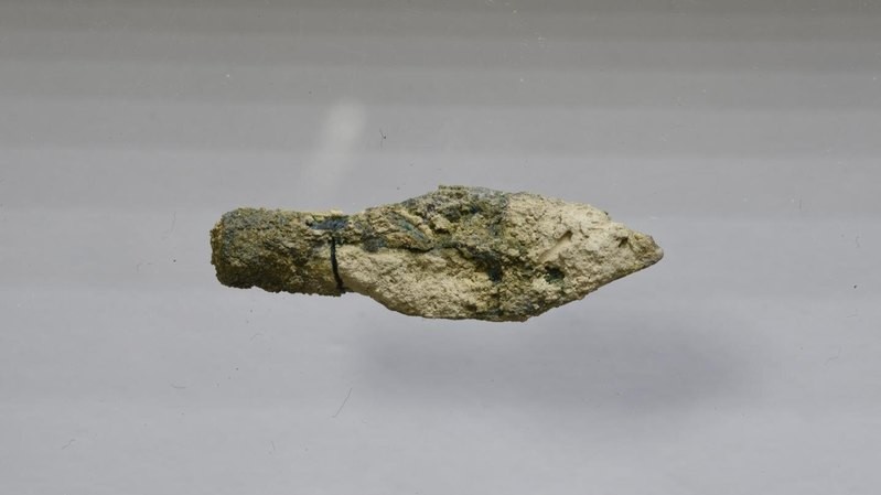 На месте обнаружен скифский наконечник стрелы, который, как считается, датируется 587-586 гг. К н.э.