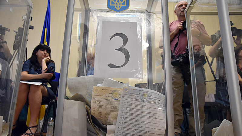 Більшість обраних депутатів і місцевих голів - безпартійні самовисуванці