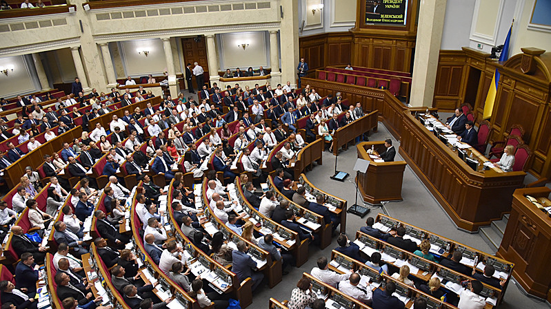 Депутати проголосували за звуження трудових прав держслужбовців