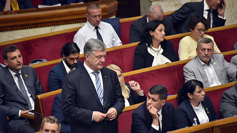 Порошенку вручили три повістки на наступні допити