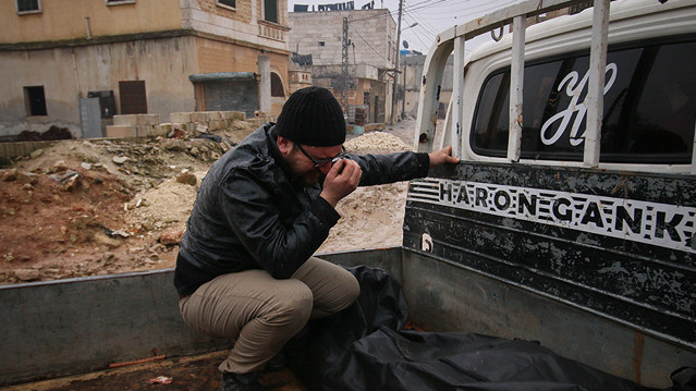Сирійці тікають в порівняно безпечні райони на кордоні з Туреччиною