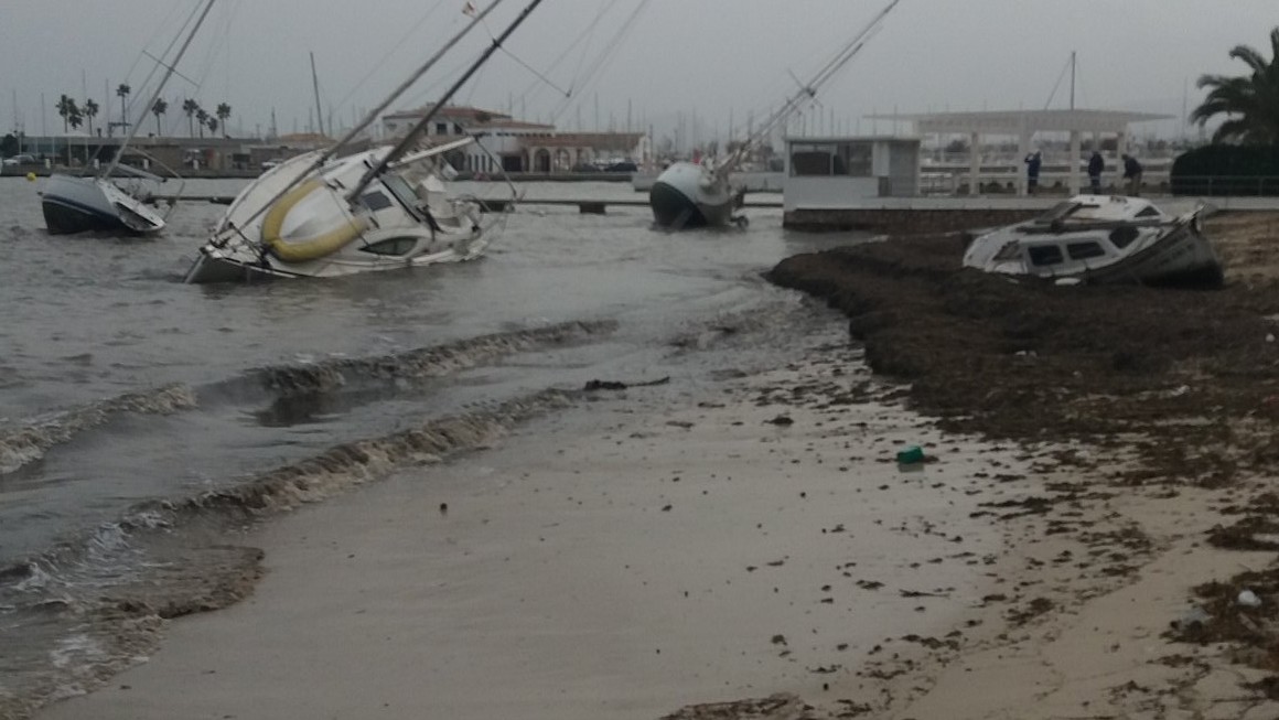 Шторм зруйнував інфраструктуру курортного узбережжя