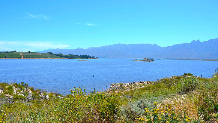9. В ЮАР ветер разносит песок бывшего побережья, с которого ушла вода
