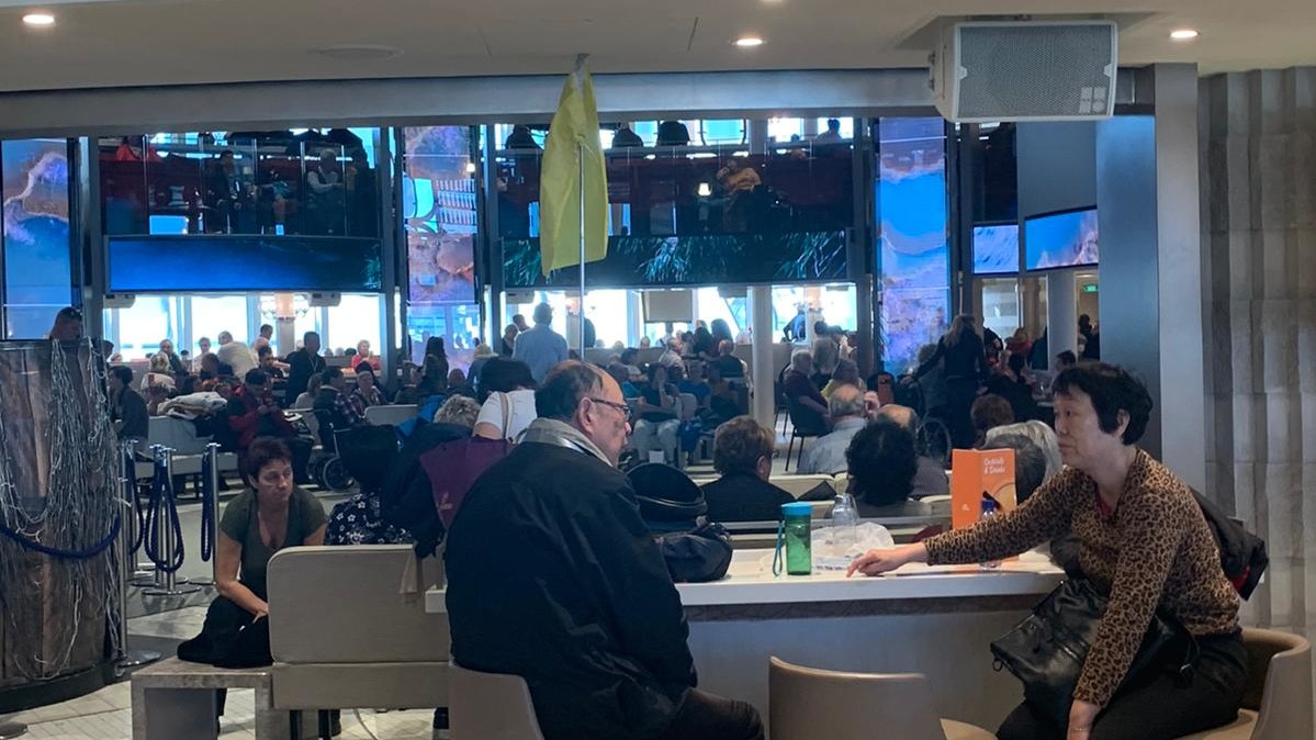 25 українців на лайнері залишились незараженими