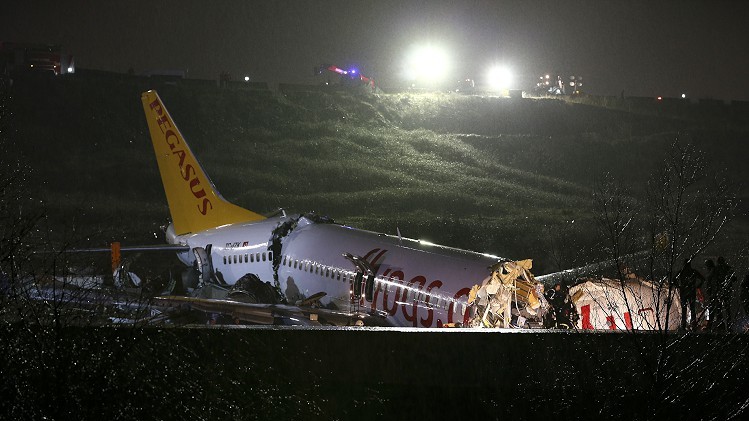 У Стамбулі з 30 метрів впав Boeing-737-800 авіакомпанії Pegasus