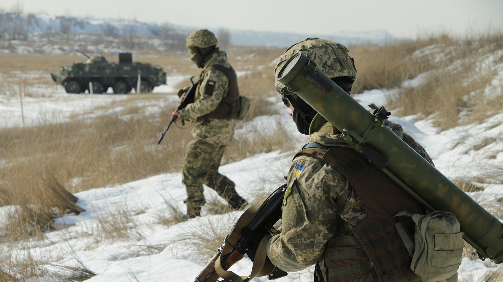 Українські військовослужбовці контролюють обстановку в зоні бойових дій