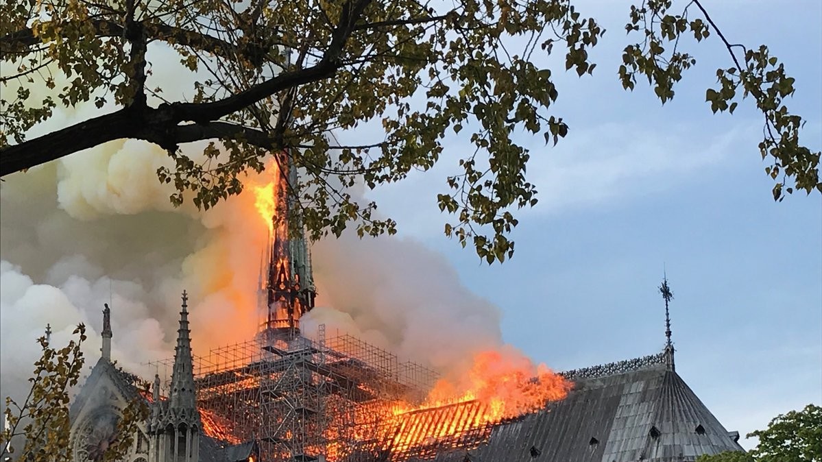 15 апреля в центре Парижа загорелся Собор Парижской Богоматери – одна из главных религиозных святынь и исторических достопримечательностей Франции