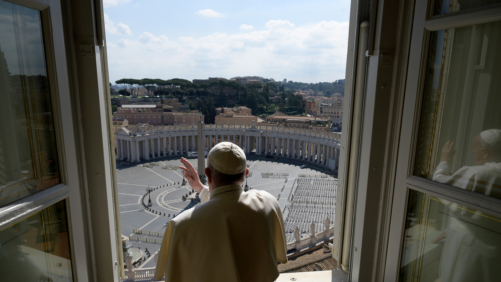 Папа римский Франциск I благословляет пустующую площадь святого Петра.