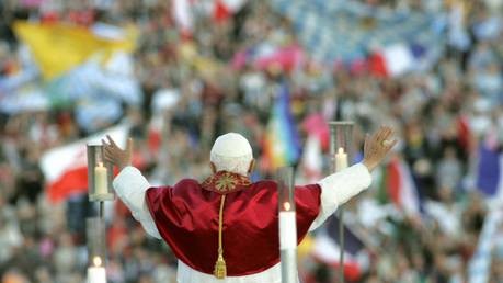 В церковных кругах Бенедикт XVI пользуется репутацией интеллектуала и "осторожного реалиста".