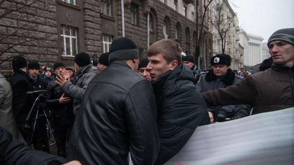Милиция начала разгонять собравшихся, после того, как активисты достали портреты с изображением Януковича и начали рисовать ему красную точку на лбу.