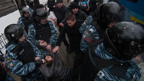 Участники акции не смогли попасть к Администрации Президента, поскольку милиция перекрыла подход к зданию.