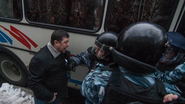 Сотрудники спецподразделения "Беркут" задержали четверых человек.