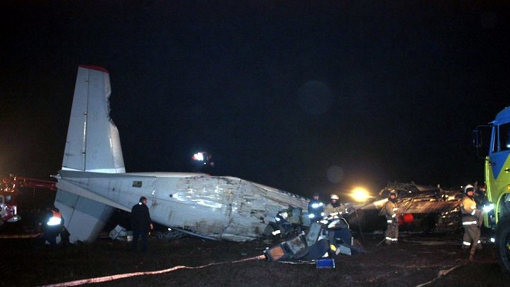 Самолет перевернулся и разломился на части.