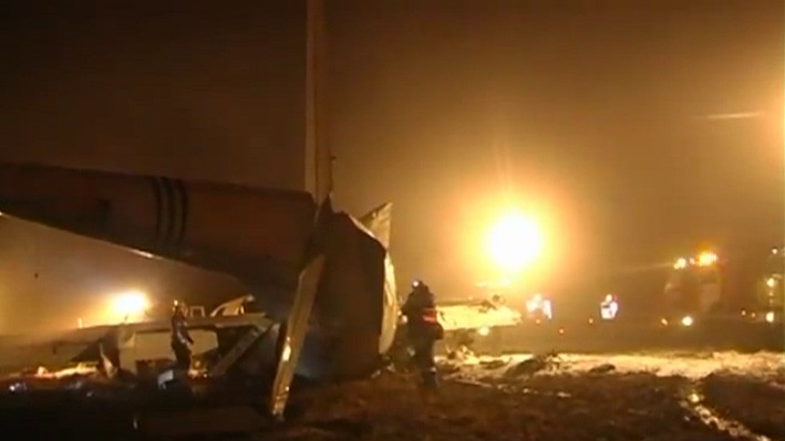 Всего на борту самолета находилось 52 человека, 8 из которых - члены экипажа.