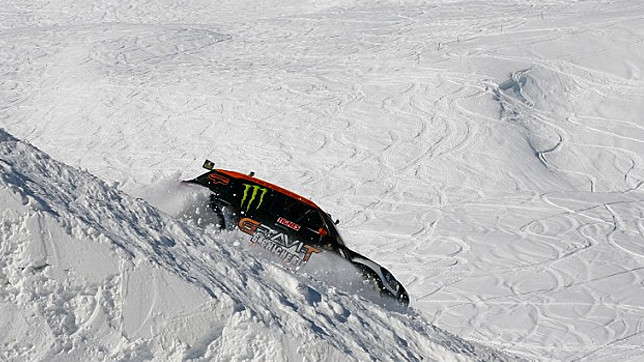 Тем не менее, он смог успешно приземлиться на четыре колеса на специально подготовленной снежной насыпи.
