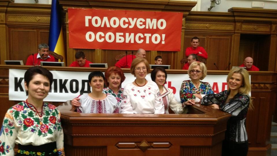 На "ночное дежурство" в парламенте остались представители всех оппозиционных фракций.