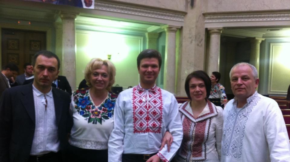 Представители оппозиционных сил требуют незамедлительно ввести в действие систему персонального голосования.