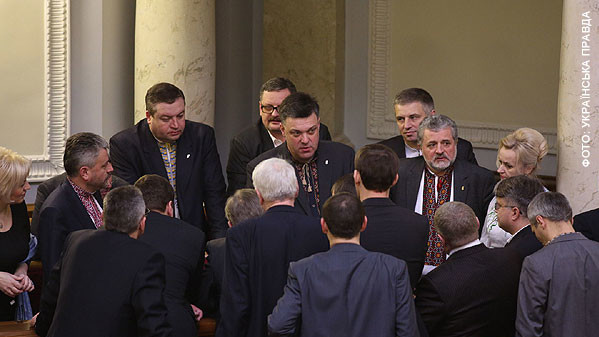 "Свободовцы" пришли хоть и в вышиванках, но в пиджаках наверх - как положено по дресс-коду